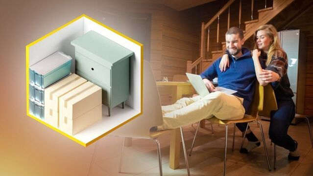 Paar mit Laptop und eingelagerte Gegenstände